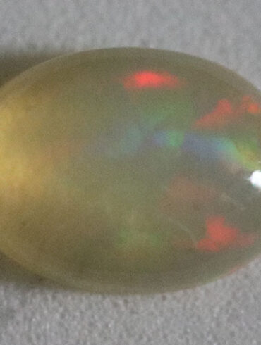 Опал млечен