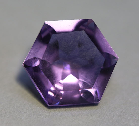 За родените през месец февруари скъпоценният камък е Аметист